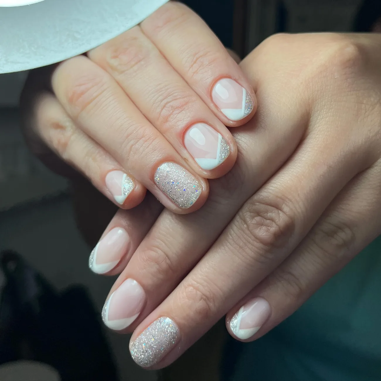 Manicure francesa con glitter en Valdivia